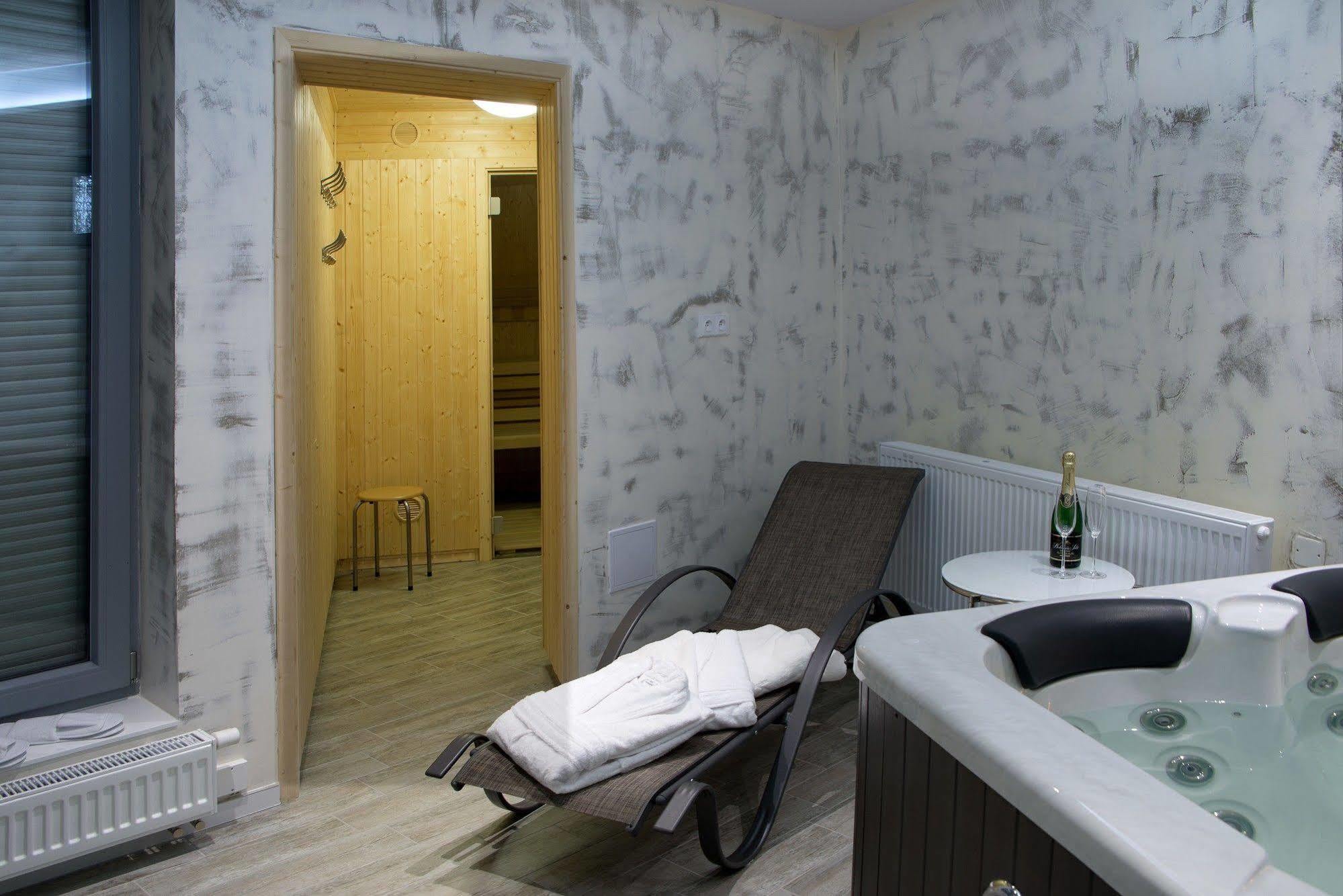 Hotel Koruna Chlumec nad Cidlinou Ngoại thất bức ảnh